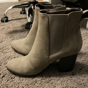 size 7 gray rue21 booties